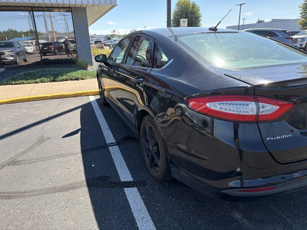 Used 2016 Ford Fusion SE FWD image 4