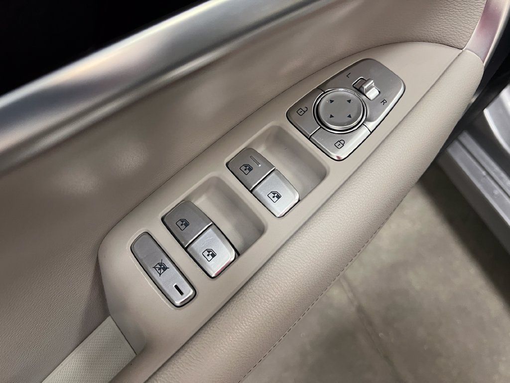 Used 2023 Genesis G70 2.0T RWD image 13