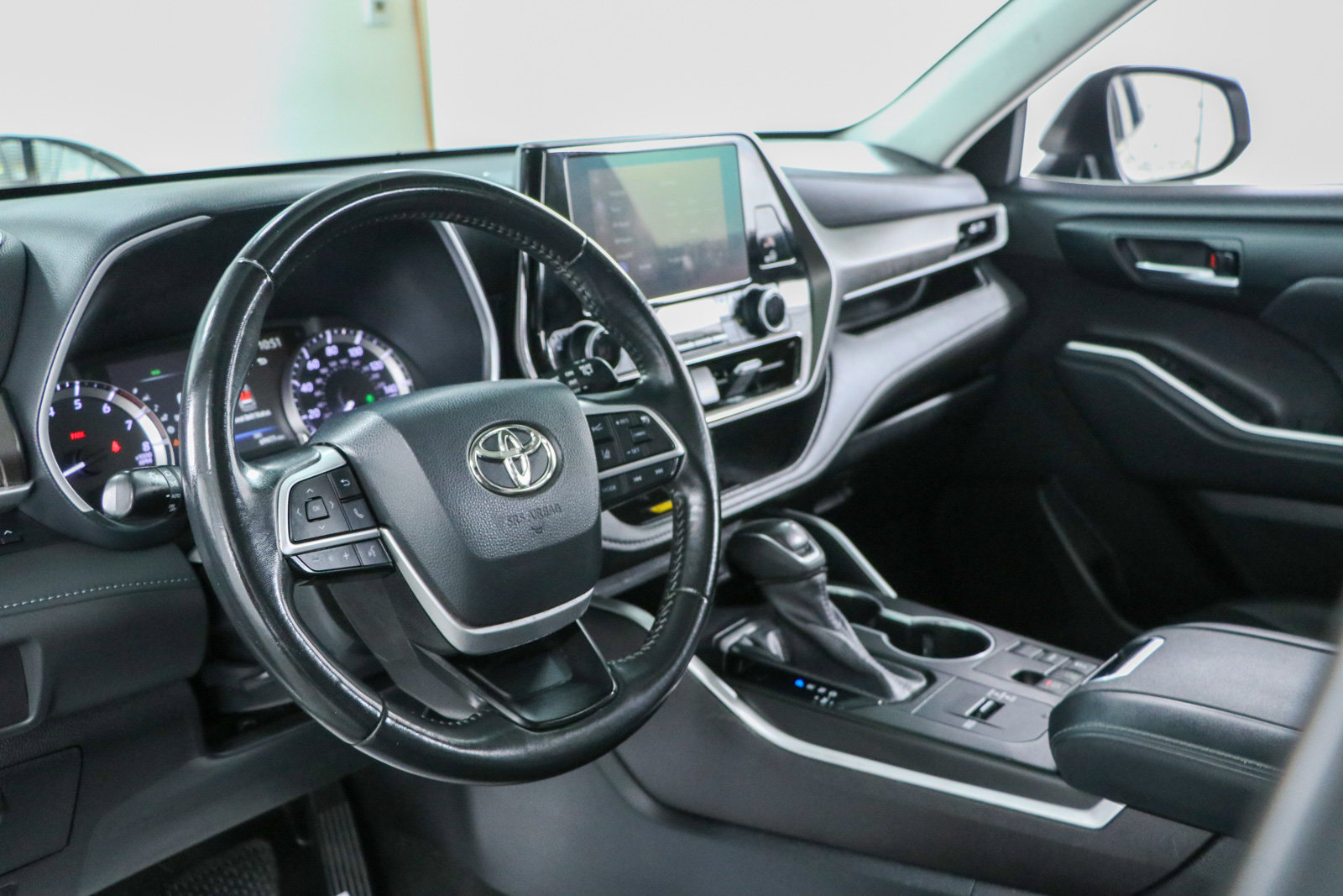 Used 2023 Toyota Highlander XLE FWD image 23