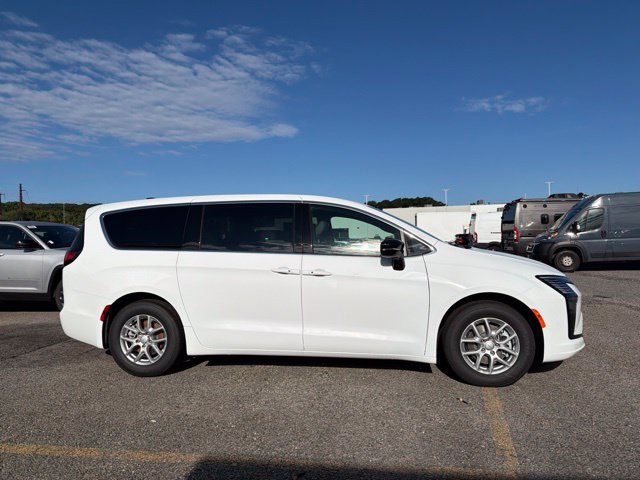 New 2027 Chrysler Pacifica Select FWD image 2
