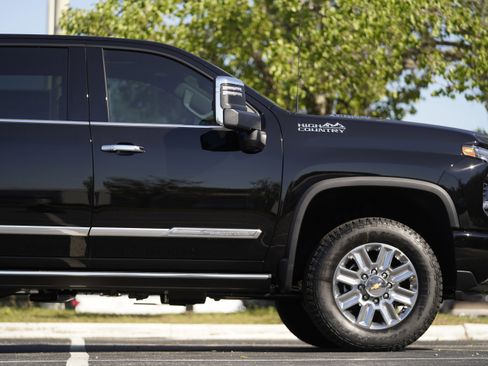 New 2026 Chevrolet Silverado 2500 High Country w/ High Country Premium Package AWD/4WD image 6