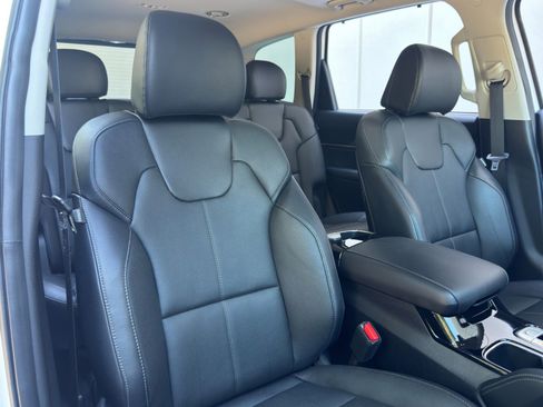Used 2025 Kia Telluride EX w/ EX Captain's Chair Package AWD/4WD image 36