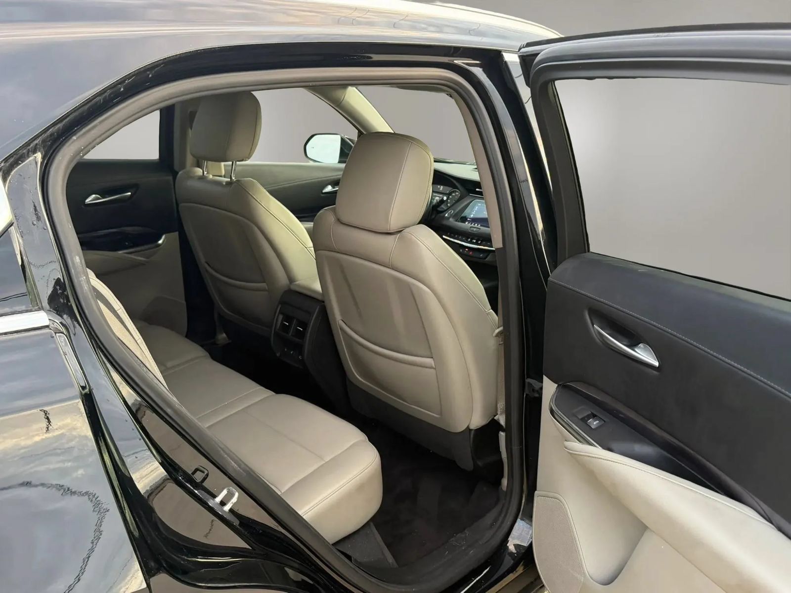 Used 2023 Cadillac XT4 Luxury w/ Cold Weather Package FWD image 17