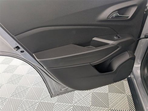 Used 2025 Chevrolet Trax LT w/ LT Convenience Package image 26