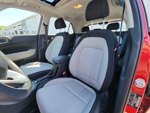 Used 2025 Hyundai Venue SEL FWD image 22