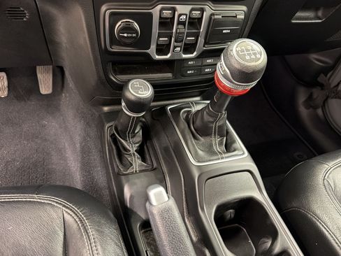 Used 2019 Jeep Wrangler Unlimited Sahara AWD/4WD image 16