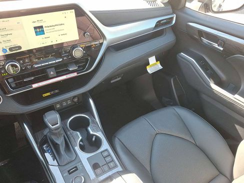 New 2026 Toyota Highlander Platinum AWD/4WD image 11