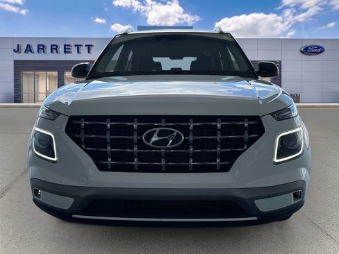 Used 2024 Hyundai Venue Limited FWD image 2