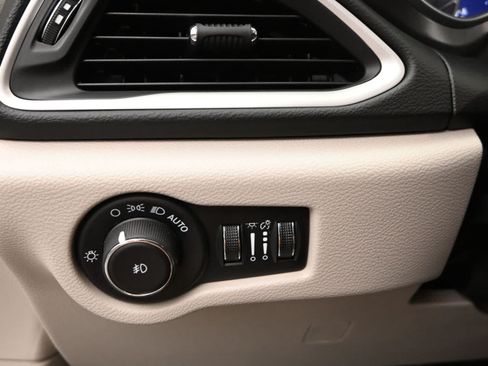 Used 2024 Chrysler Pacifica Touring-L FWD image 27