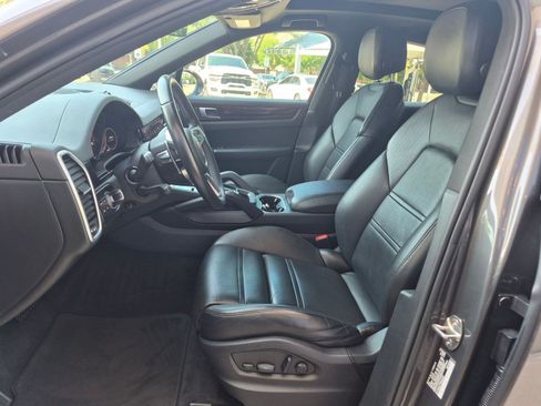 Used 2023 Porsche Cayenne Coupe AWD/4WD image 5