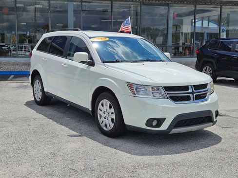 Used 2019 Dodge Journey SE w/ Connectivity Group FWD image 2