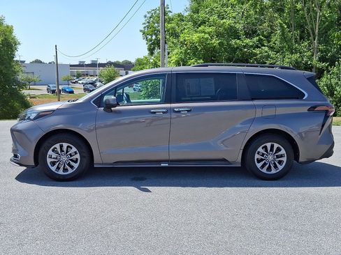 Used 2024 Toyota Sienna XLE FWD image 4