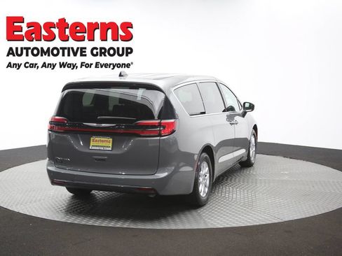 Used 2023 Chrysler Pacifica Touring-L FWD image 39