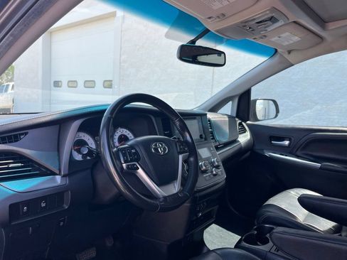 Used 2016 Toyota Sienna SE Premium FWD image 9