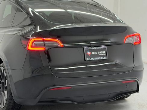 Used 2024 Tesla Model Y 2WD image 38