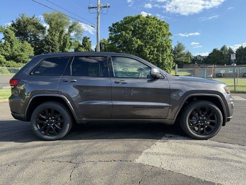 Used 2019 Jeep Grand Cherokee Altitude AWD/4WD image 7