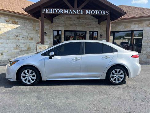 Used 2021 Toyota Corolla LE image 2