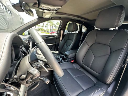 Certified 2025 Porsche Macan AWD/4WD image 5