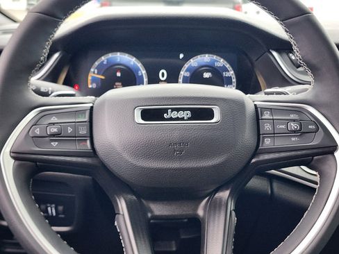 Certified 2025 Jeep Grand Cherokee Laredo X w/ Luxury Tech Group I image 13