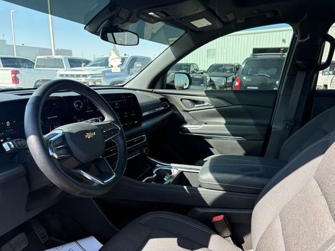 Used 2025 Chevrolet Traverse LT w/ Sun and Wheel Package image 10