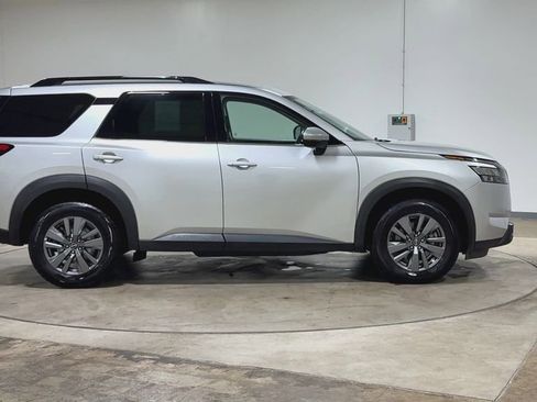 Used 2024 Nissan Pathfinder SV AWD/4WD image 9