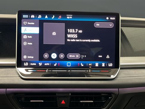 Used 2025 Volkswagen Tiguan SE w/ Panoramic Sunroof Package AWD/4WD image 12