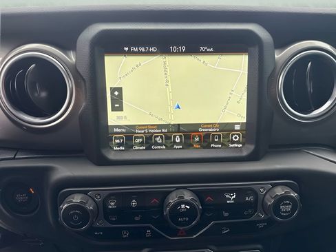 Used 2018 Jeep Wrangler Unlimited Sahara AWD/4WD image 8