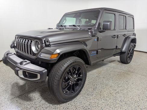 Used 2025 Jeep Wrangler Unlimited Sahara w/ Safety Group AWD/4WD image 3