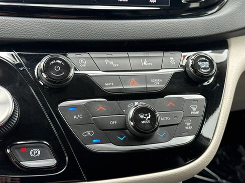 Used 2023 Chrysler Pacifica Touring-L image 17