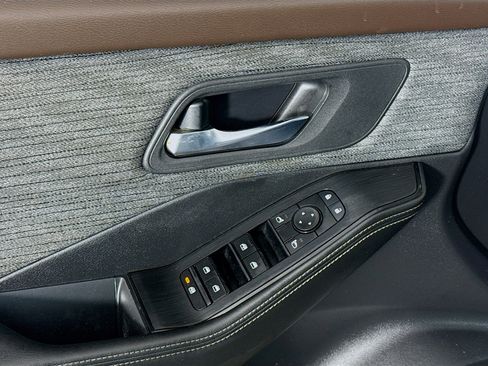 Used 2023 Nissan Rogue SV image 24