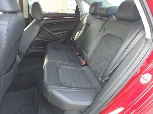 Used 2015 Volkswagen Passat TDI SEL Premium image 11