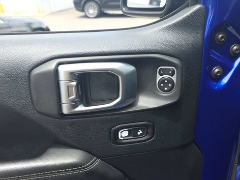 Used 2018 Jeep Wrangler Unlimited Sahara AWD/4WD image 12