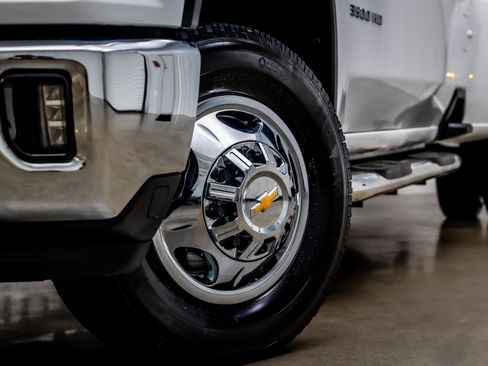 Used 2025 Chevrolet Silverado 3500 LT image 24