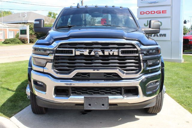 Used 2025 RAM 4500 4x4 Regular Cab DRW image 7