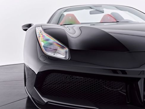 Used 2018 Ferrari 488 Spider RWD image 33