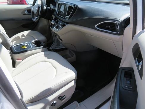 Used 2021 Chrysler Pacifica Touring-L w/ Uconnect Theater Family Group FWD image 13