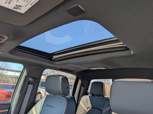 Used 2024 GMC Canyon Denali image 15