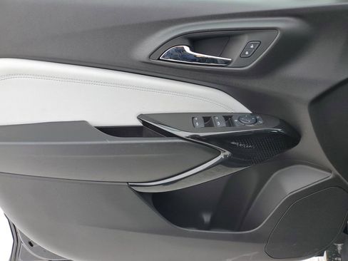 Used 2025 Chevrolet Trax LT w/ LT Convenience Package image 27