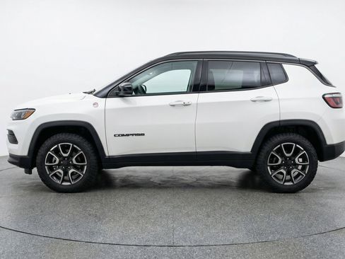 Used 2025 Jeep Compass Trailhawk image 5