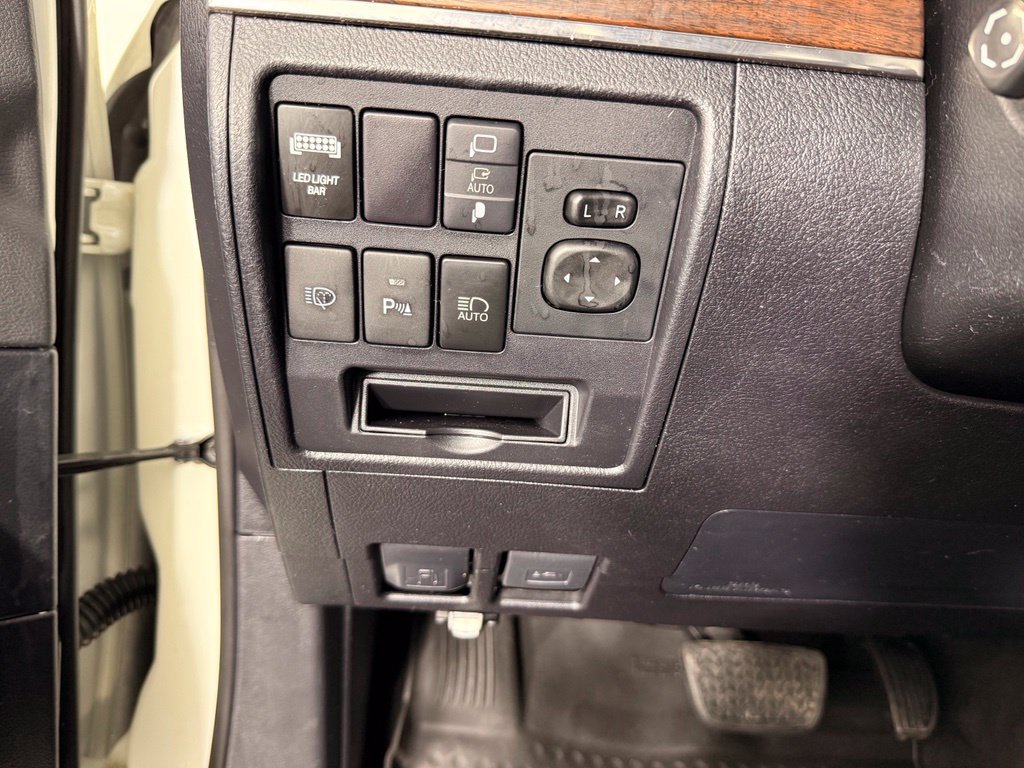 Used 2020 Toyota Land Cruiser w/ Four Season Floor Mat Package AWD/4WD image 27
