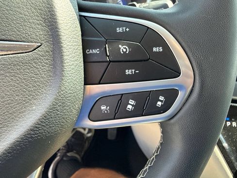Used 2024 Chrysler Pacifica Touring-L FWD image 27