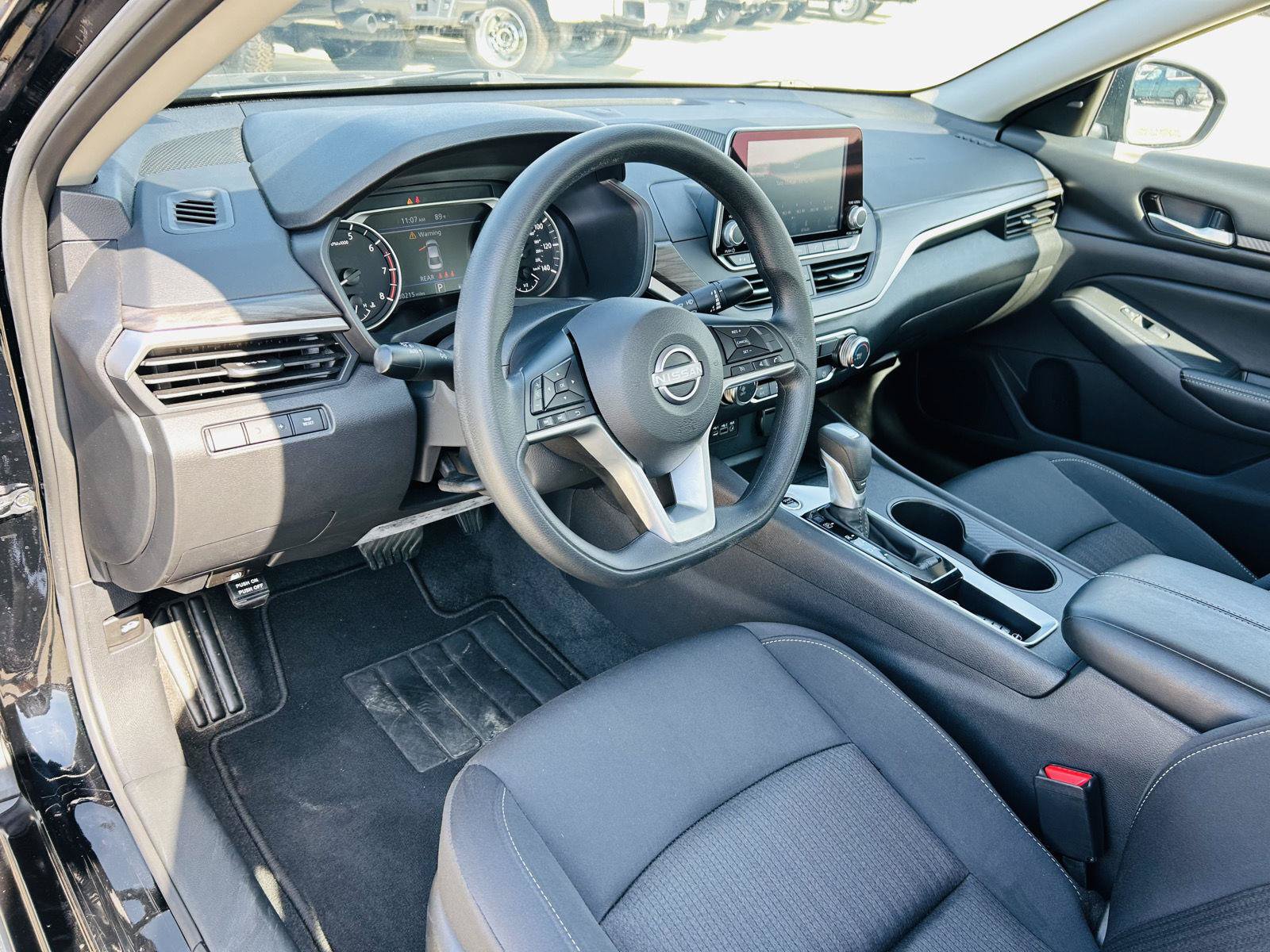 Used 2025 Nissan Altima 2.5 SV FWD image 10