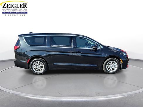 Used 2024 Chrysler Pacifica Touring-L image 4