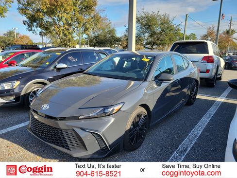 Certified 2025 Toyota Camry SE image 1