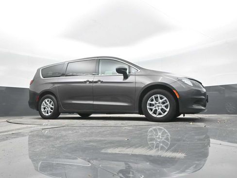 Used 2022 Chrysler Voyager LX image 42