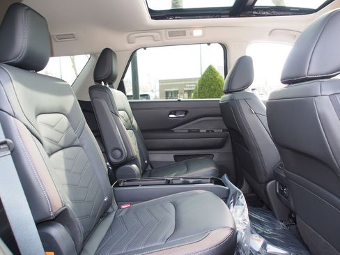 New 2025 Nissan Pathfinder Platinum image 14