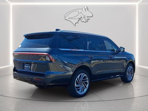 New 2026 Lincoln Navigator Reserve AWD/4WD image 3