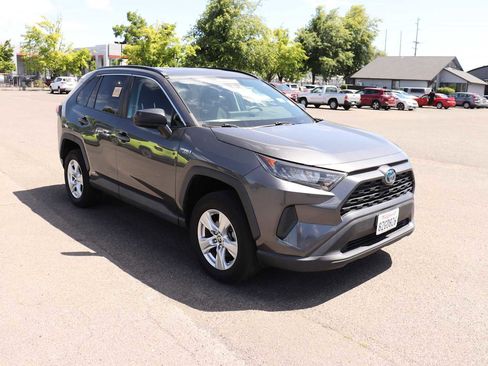 Used 2021 Toyota RAV4 LE AWD/4WD image 3