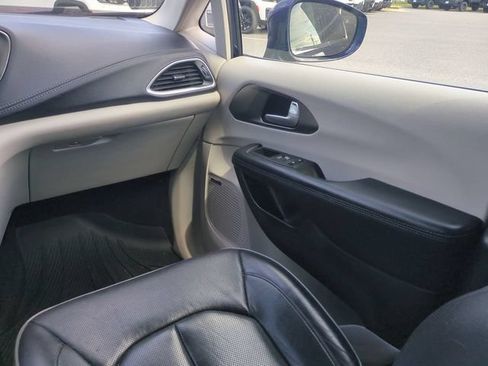 Used 2018 Chrysler Pacifica Limited w/ Advanced Safetytec Group FWD image 17