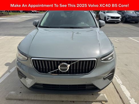 Used 2025 Volvo XC40 B5 Core image 2